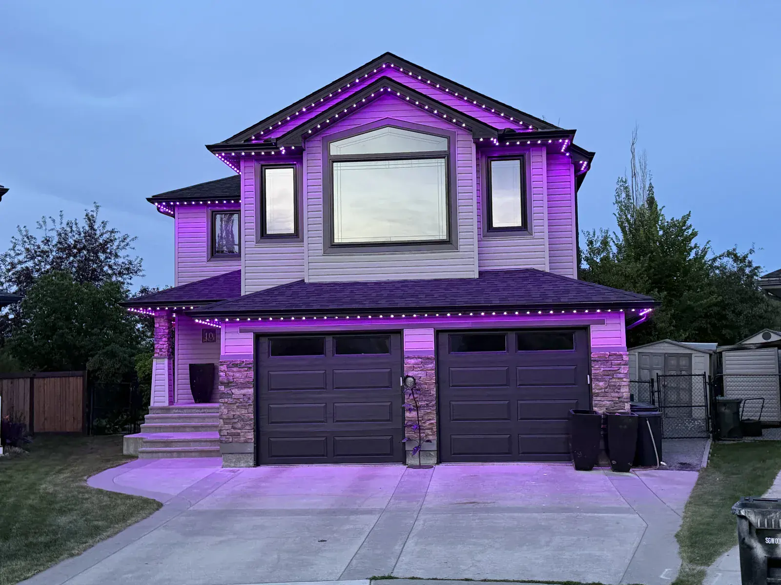 Exterior accent lighting on an Edmonton home roofline